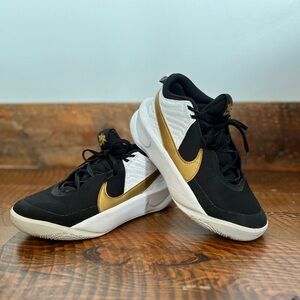 Nike Team Hustle CW6735-002 Black Gold Basketball Sneakers. Size 4Y.